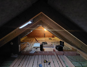 Zateplení stropu rodinného domu pomocí foukané izolace